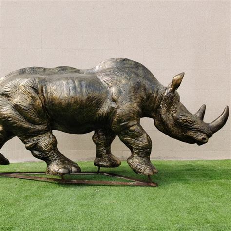 广州玻璃钢犀牛雕塑