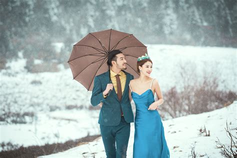 情侣在雪天拍婚纱照