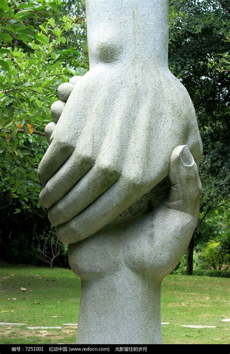 情侣手握手雕塑
