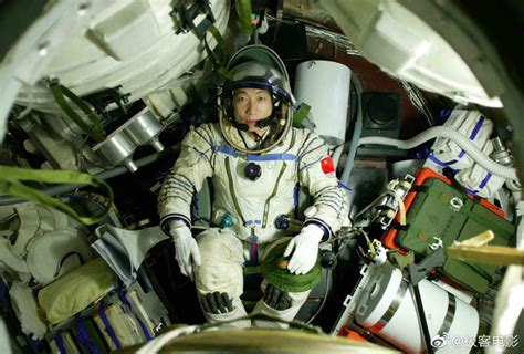 我国第一次在太空行走的航天员
