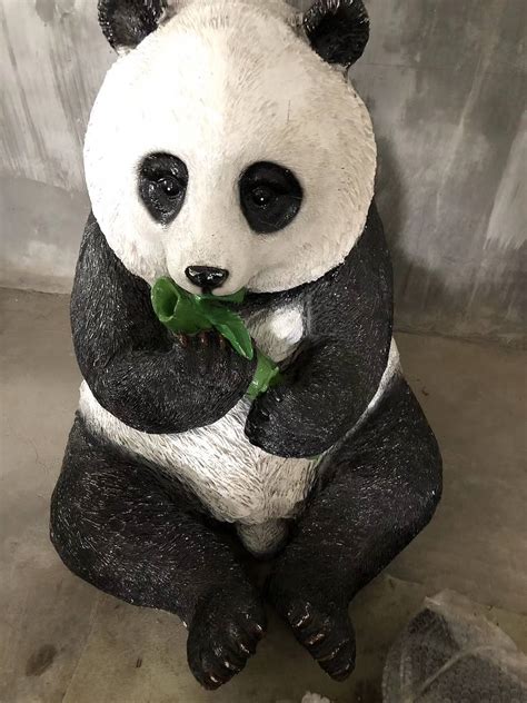 抱抱熊猫玻璃钢雕塑