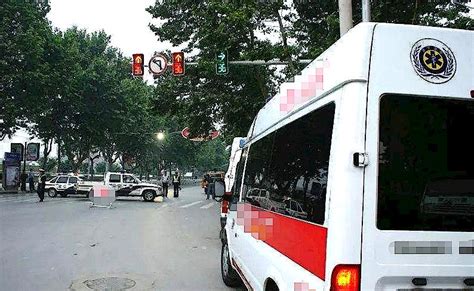 救护车闯红灯撞上私家车谁负责