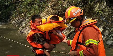 救援人员山洪中逆行救受伤游客