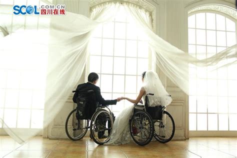 新娘脚骨折还穿婚纱结婚坐轮椅
