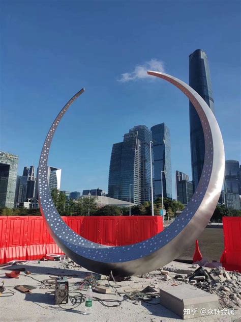 新疆不锈钢镂空月亮雕塑