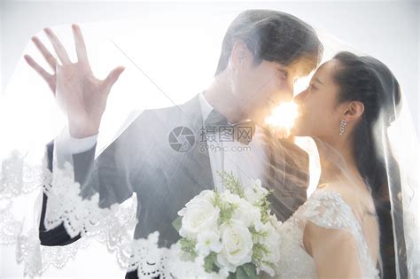 新郎和新娘结婚之晚接吻