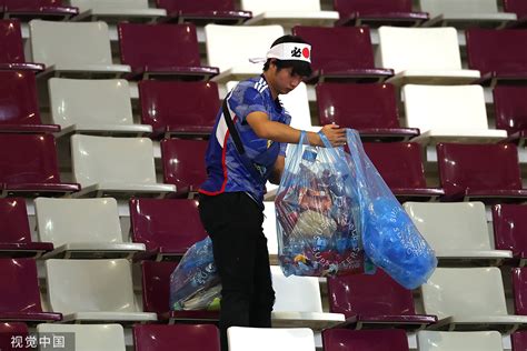 日本球迷赛后将垃圾收拾带走