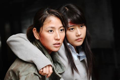 日本电影女高中生躲雨被抓