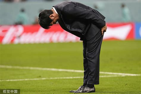 日本青少年赛后向教练鞠躬