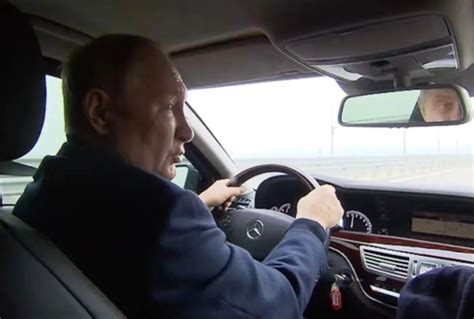 普京驾车驶过克里米亚大桥视频