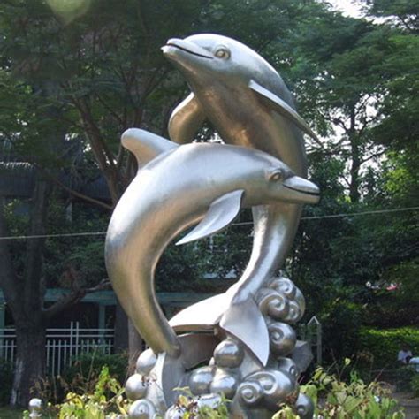有一个海豚标志的雕塑的地方