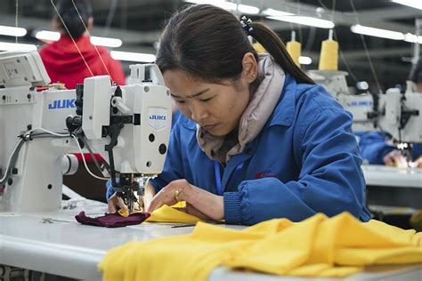 服装厂女工人图片
