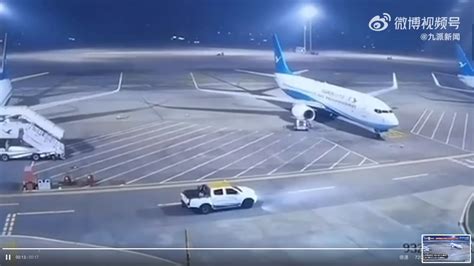 机场失控车辆撞向飞机
