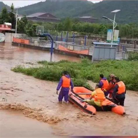 村里遭洪水撤离视频