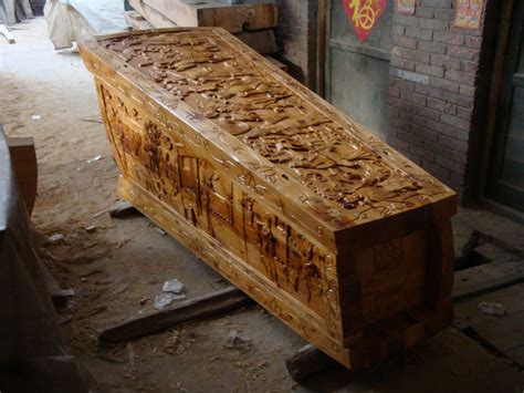 梦到没上漆的木头棺材