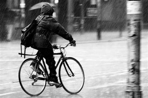 梦见下雨天骑自行车