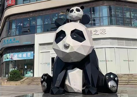正面熊猫雕塑
