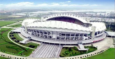 武汉体育中心体育场能容纳多少人