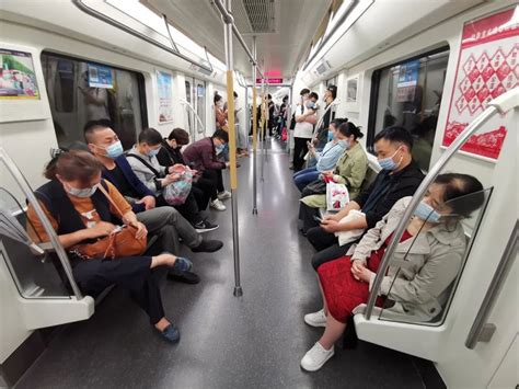 武汉地铁乘客乘凉