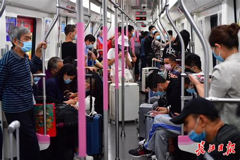 武汉地铁挤满乘客