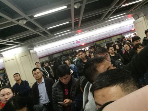 武汉地铁江汉路乘客晕倒