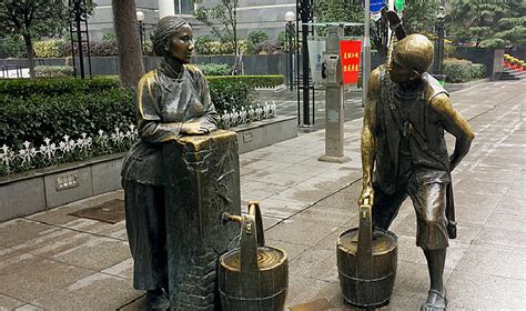 武汉步行街不锈钢雕塑