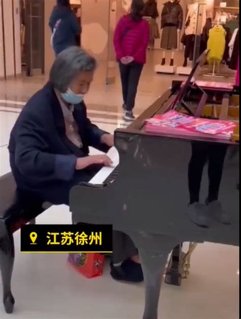 江苏78岁老人弹钢琴