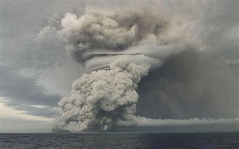 汤加海底火山爆发路人拍的视频