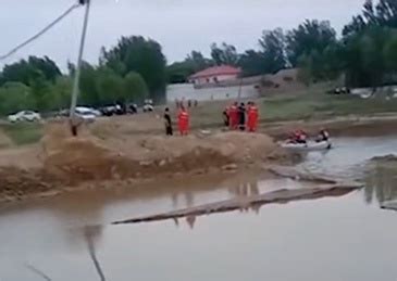 沧州献县5名孩子溺亡家长在坑边哭