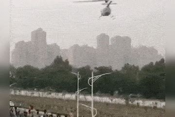河北一小区用直升机扔红包