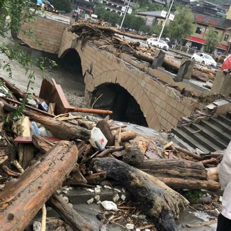 洪水冲毁大桥真实视频中国