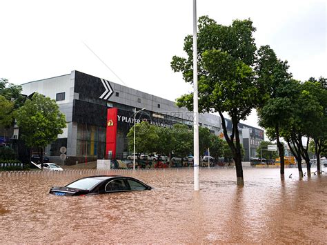 洪水冲毁模型城市