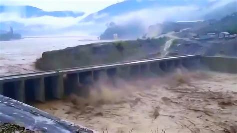 洪水决堤瞬间视频