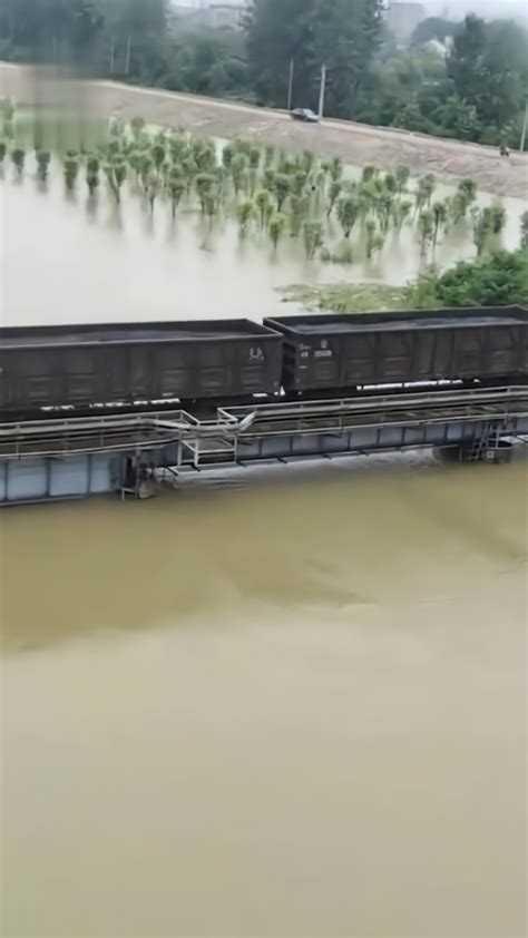 洪水灾难视频2020年火车压桥