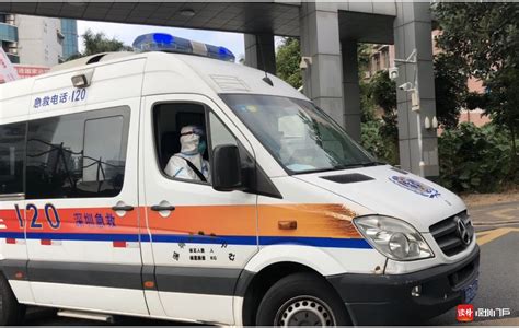 深圳市救护车上配备医生吗