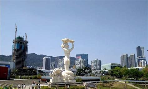 深圳市民广场西门前的雕塑