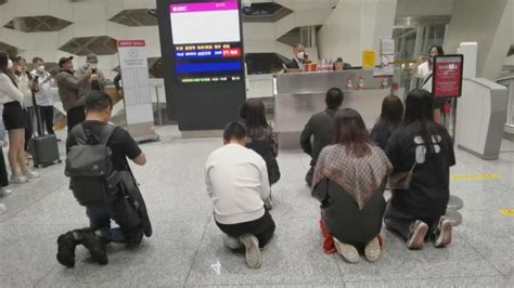 深圳暴雨航班取消乘客下跪
