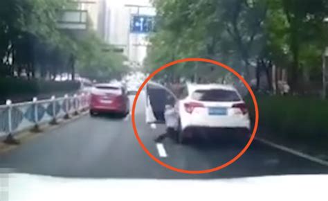 深圳男子开车被两人下车打砸