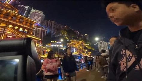游客在重庆洪崖洞拍照被驱赶