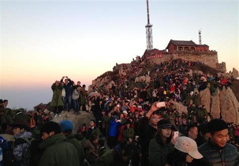 游客爬泰山跌入悬崖