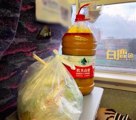 游客用5l桶带广西螺蛳粉汤回广东