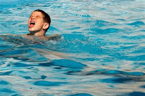 游泳馆儿童沉溺14分钟后死亡事件