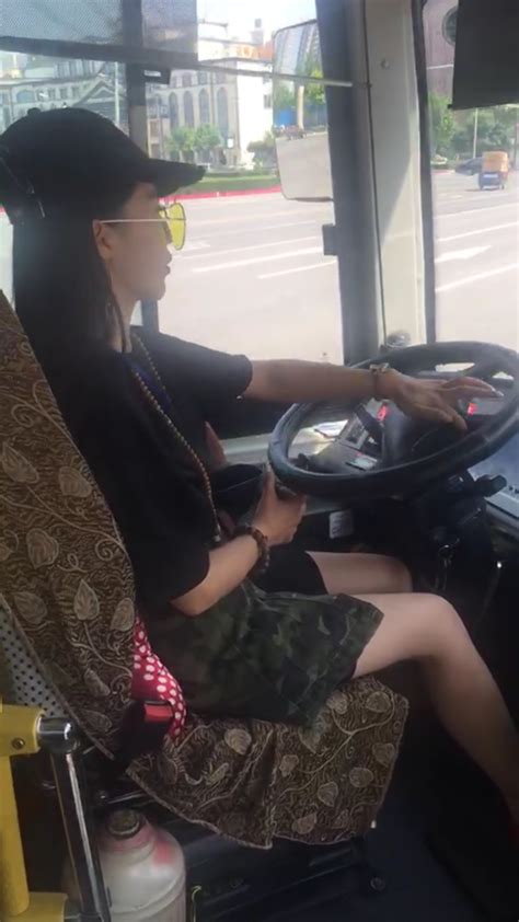 漂亮寡妇被公交车司机追求