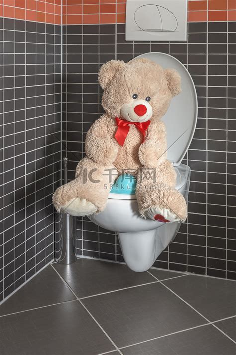 熊孩子闯入女士浴室