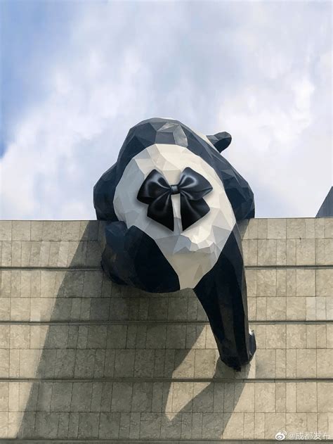 爬墙熊猫雕塑图片