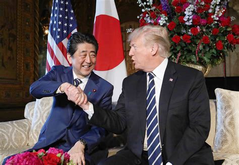 特朗普与日本首领握手视频