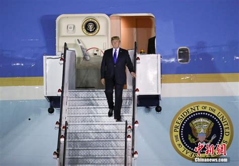 特朗普在机场登机前视频