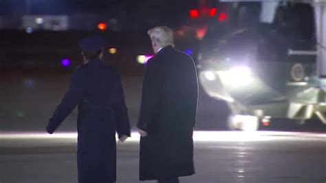特朗普深夜返回白宫视频