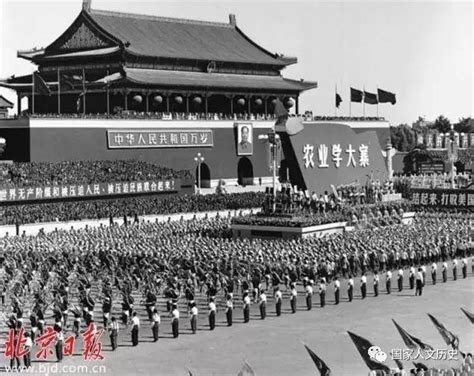 王祖蓝几十年前在北京天安门照片