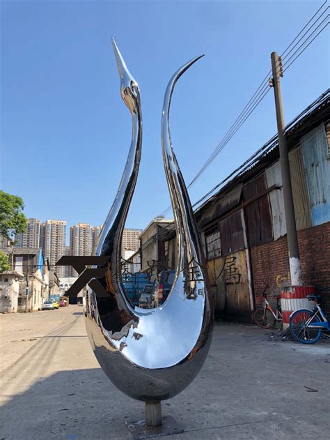 玻璃钢雕塑怎么固定到镜面水景里